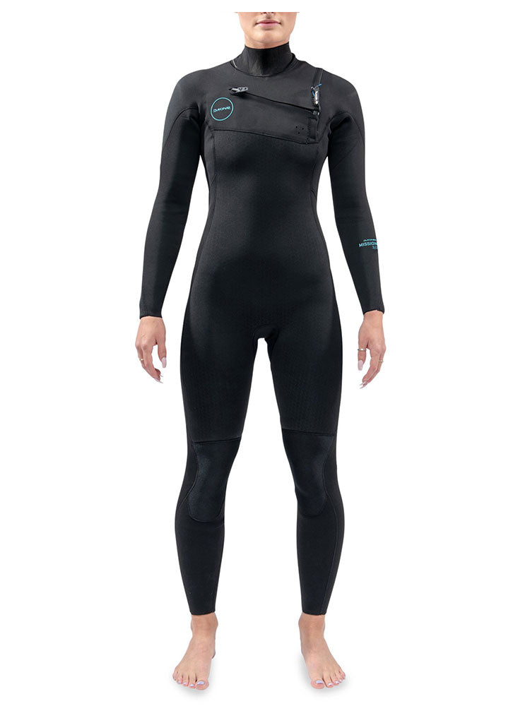 A woman is wearing a black Dakine Mission chest zip womens wetsuit with blue detailing.