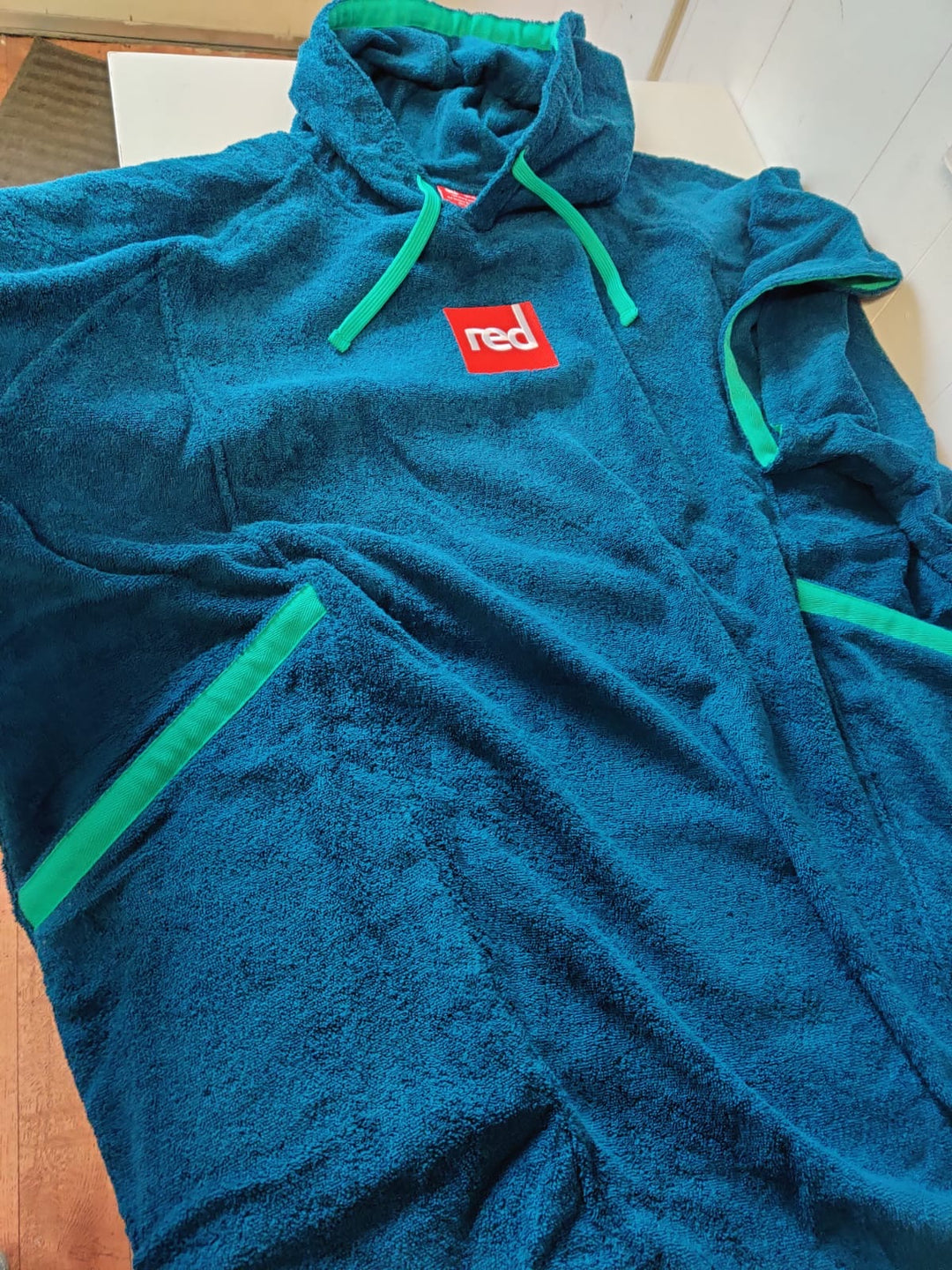 Roter Original-Frottee-Poncho-Roben