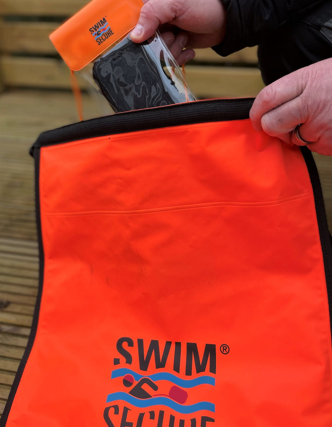 Schwimmen Sie eine sichere wasserdichte Handytasche