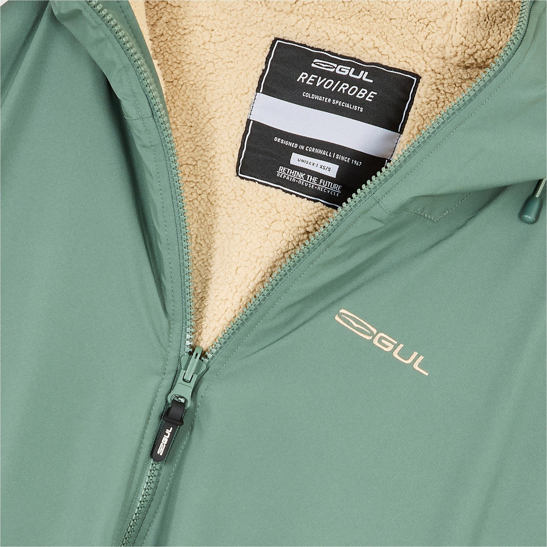 Close-up of the Revorobe’s sand sherpa fleece lining and two-way zip