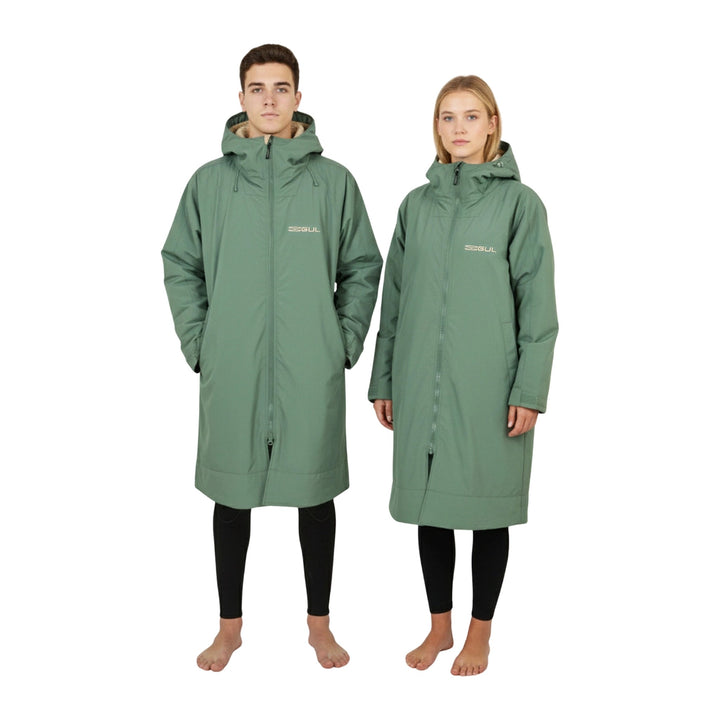 Man and woman wearing the green/taupe Gul Revorobe, unisex fit